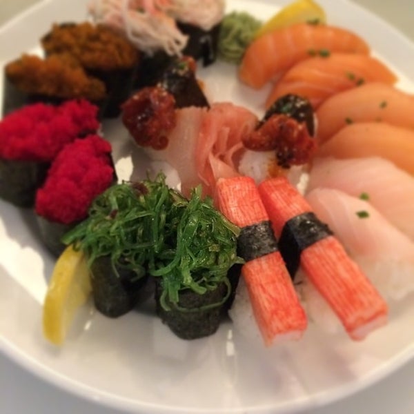 รูปภาพถ่ายที่ Yumm Thai : Sushi and Beyond โดย Paul V. เมื่อ 5/22/2014