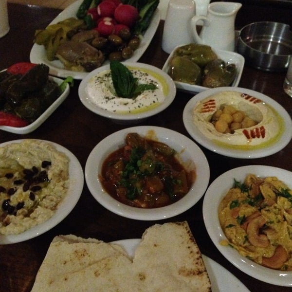 รูปภาพถ่ายที่ Abu Naim Restaurant โดย Caro P. เมื่อ 9/20/2014