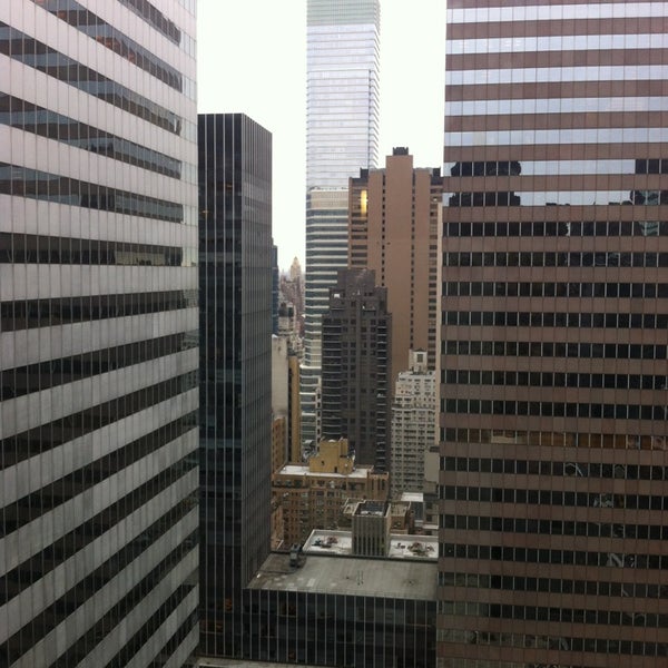 Снимок сделан в Courtyard by Marriott New York Manhattan/Midtown East пользователем Jason H. 12/26/2012