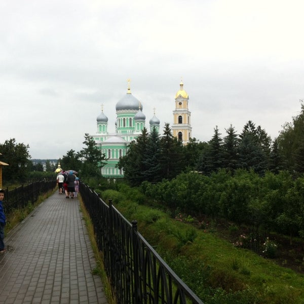 Канавка богородицы в дивеево чудеса. Канавка Божьей матери. Канавка Богородицы вид сверху. Канавка Богородицы светится из космоса. Канавка Пресвятой Богородицы фото.
