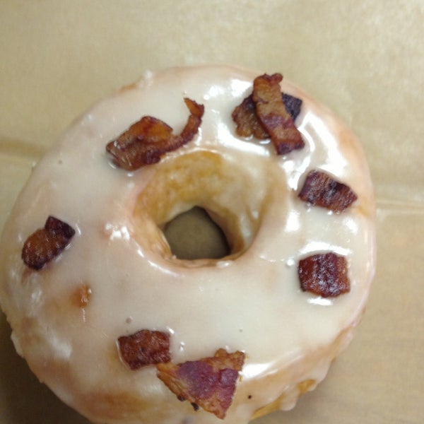 4/20/2013 tarihinde Ed S.ziyaretçi tarafından Glazed Gourmet Doughnuts'de çekilen fotoğraf