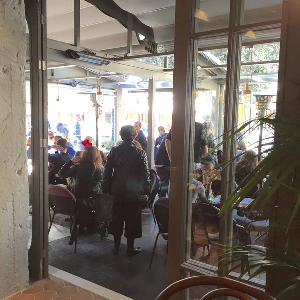 12/24/2015 tarihinde Manolis C.ziyaretçi tarafından Amos Café bistro'de çekilen fotoğraf