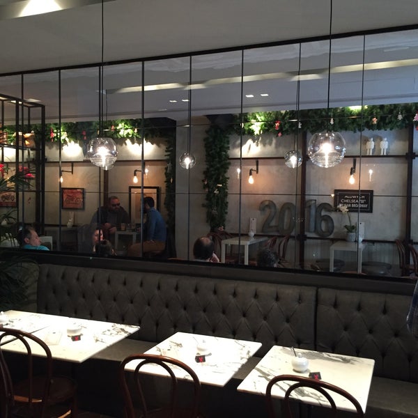 12/24/2015 tarihinde Manolis C.ziyaretçi tarafından Amos Café bistro'de çekilen fotoğraf