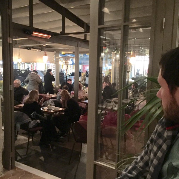 12/23/2015 tarihinde Manolis C.ziyaretçi tarafından Amos Café bistro'de çekilen fotoğraf