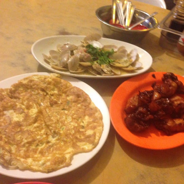 รูปภาพถ่ายที่ Look Yuen Restaurant (樂園飯店) โดย Sock Ling T. เมื่อ 1/27/2015