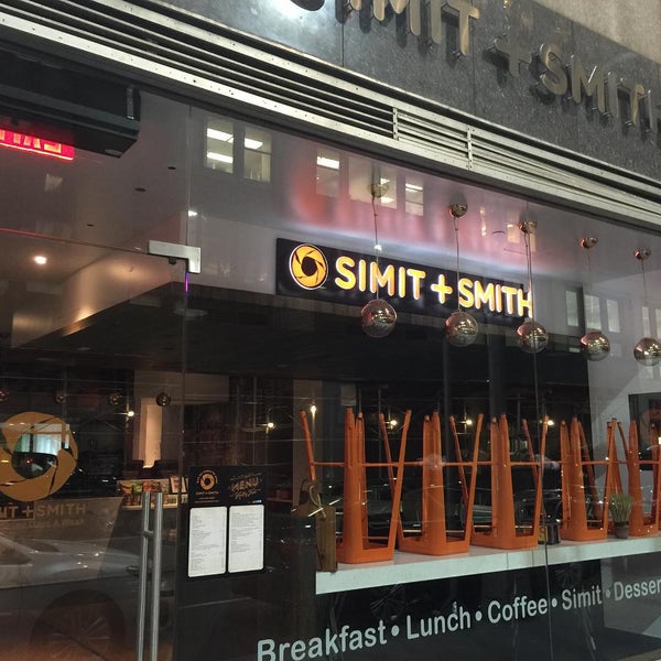 Das Foto wurde bei Simit + Smith - Midtown von Deren K. am 8/6/2015 aufgenommen