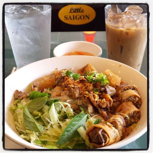 รูปภาพถ่ายที่ Little Saigon Restaurant โดย Jim J. เมื่อ 10/20/2015
