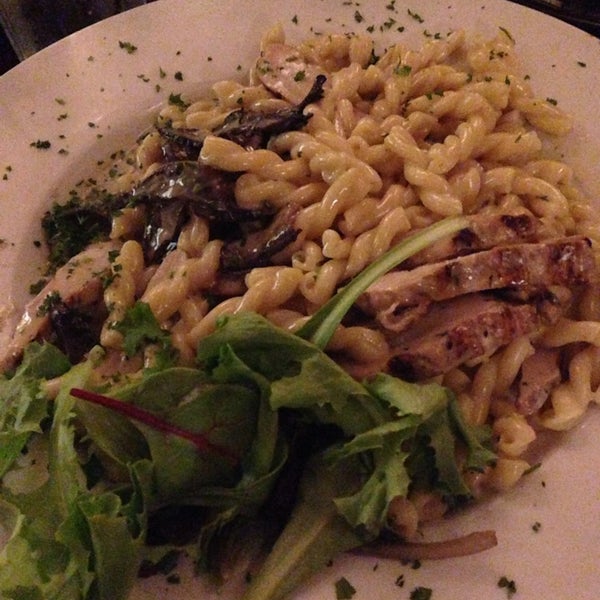 Снимок сделан в Sardella&#39;s Italian Restaurant пользователем Rachel G. 11/3/2013