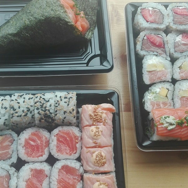 Жареный ролл с крабом. Суши кашира. Sushi lab татьянин парк телефон. Суши лаб горячий ключ. Тихий суши лаб.