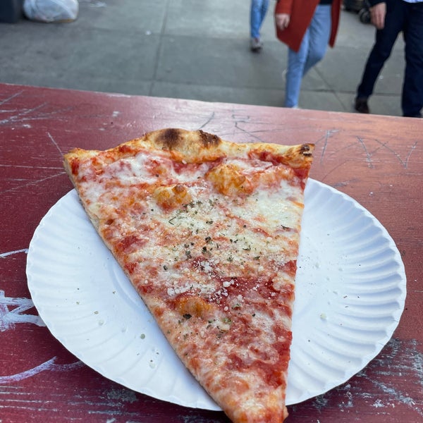 Photo taken at Joe&#39;s Pizza by Tristan C. on 6/19/2022
