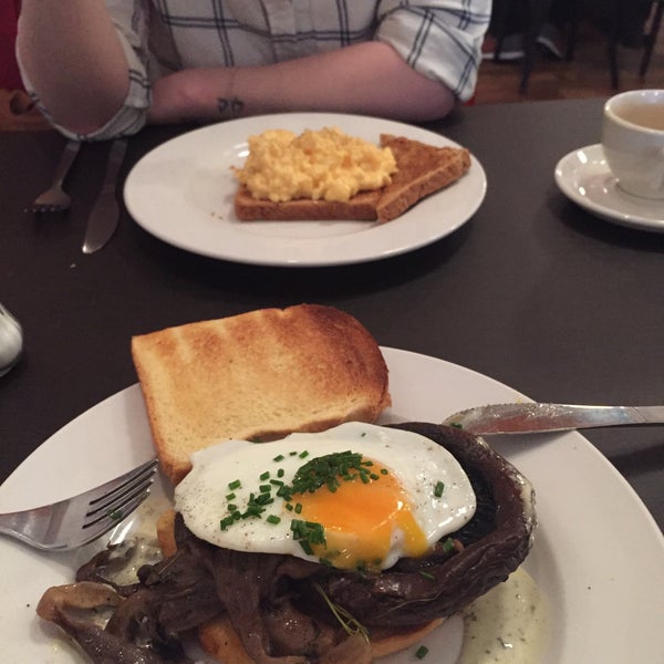 It's a trendy spot but the food is just okay - it's basically an expensive upmarket greasy spoon!