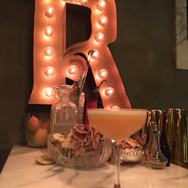 Foto tomada en Moretenders&#39; Cocktail Crib  por Nilay S. el 10/5/2019