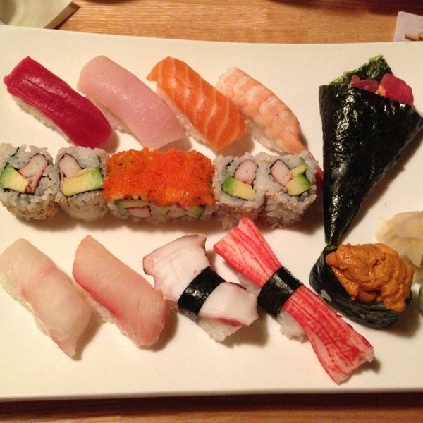 Снимок сделан в Sakura Japanese Restaurant пользователем Sean D. 3/31/2013