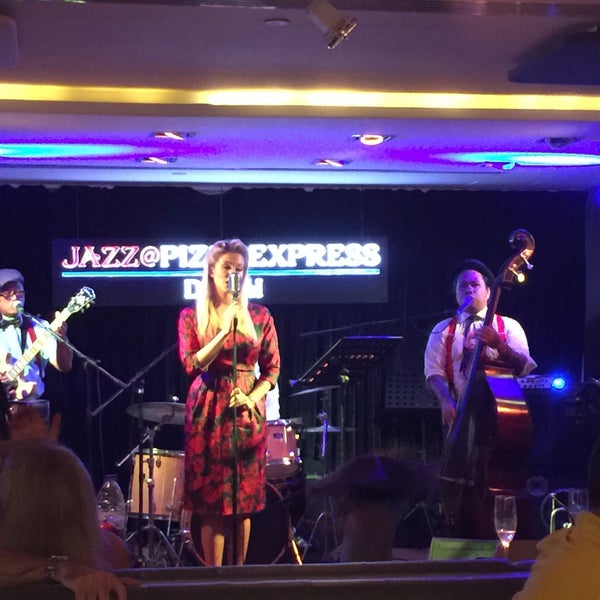Photo taken at Jazz@PizzaExpress by Soumaya K. on 8/26/2015