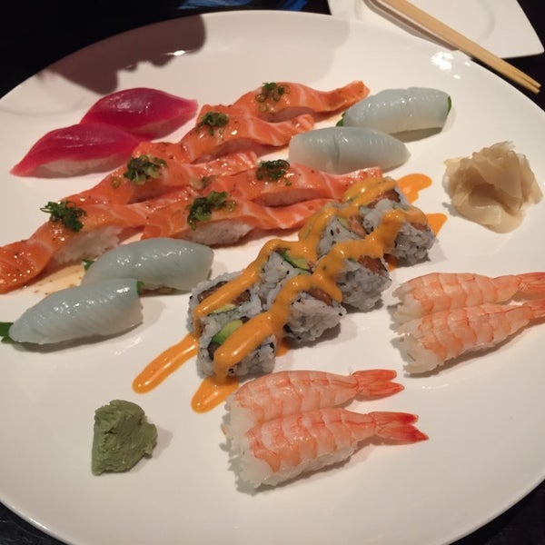 Foto diambil di Daan Sushi Asian Bistro &amp; Bar oleh Raymond Y. pada 10/14/2014