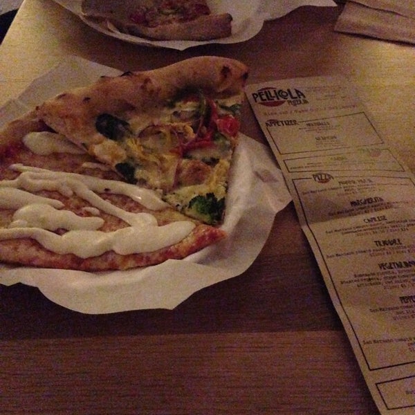 1/14/2014 tarihinde Max A.ziyaretçi tarafından Pellicola Pizzeria'de çekilen fotoğraf