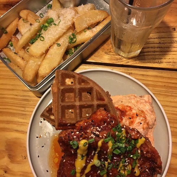 Foto tirada no(a) Stateland Asian-Fusion Cafe por Cheryl L. em 11/2/2016
