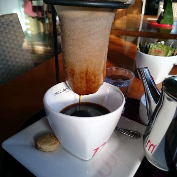 O café de coador é ótimo, com o pó de café do Santo Grão.