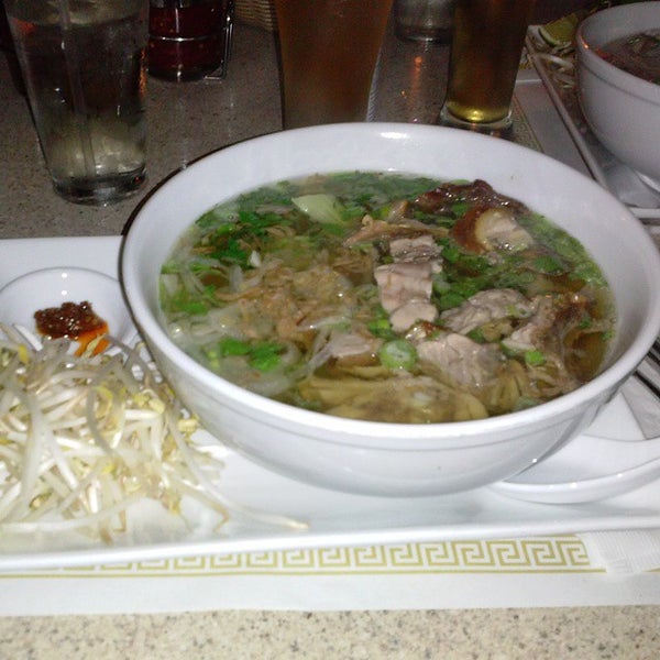 Foto diambil di Basilic Vietnamese Grill oleh Chris B. pada 9/14/2014
