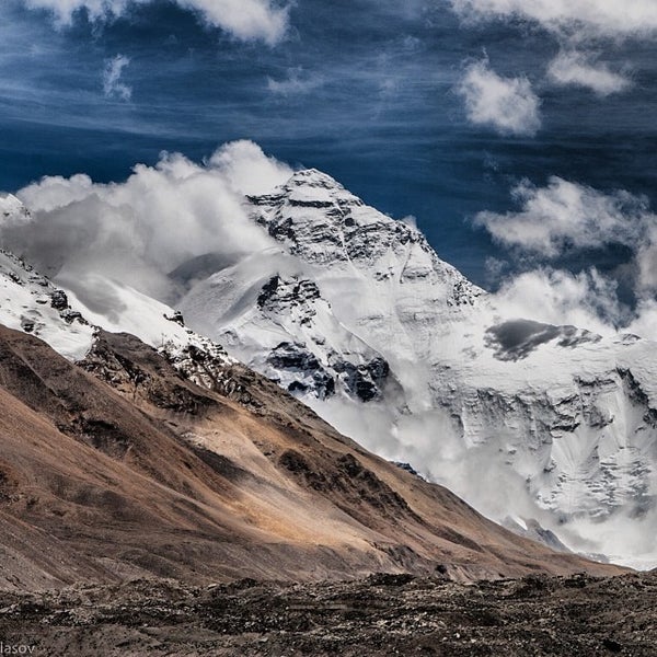 Foto tirada no(a) Mount Everest | Sagarmāthā | सगरमाथा | ཇོ་མོ་གླང་མ | 珠穆朗玛峰 por Артур В. em 1/27/2014
