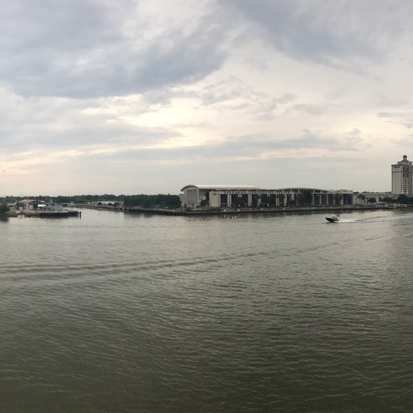 Foto diambil di Savannah&#39;s Riverboat Cruises oleh Alex N. pada 7/4/2019