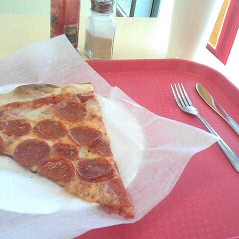 รูปภาพถ่ายที่ NYC Pizza โดย Brickelle M. เมื่อ 9/17/2013
