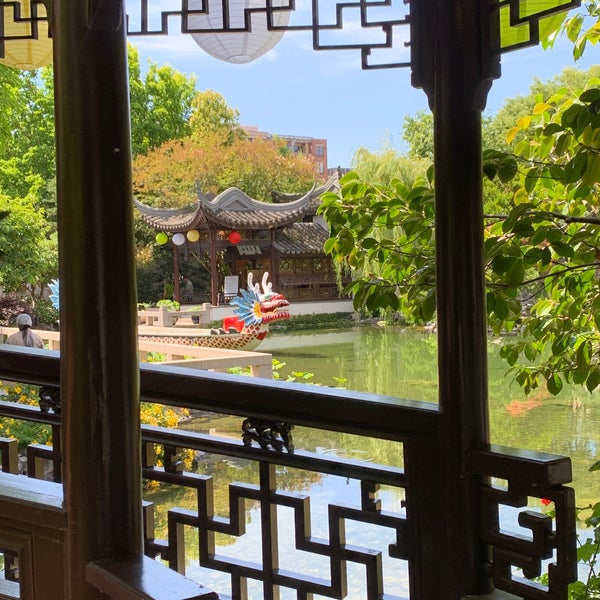 Foto diambil di Lan Su Chinese Garden oleh Brad C. pada 6/27/2023