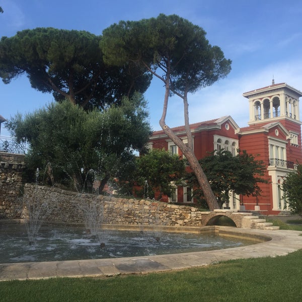 Photo taken at Hotel Mercure Villa Romanazzi Carducci by Joan Josep C. on 8/14/2018