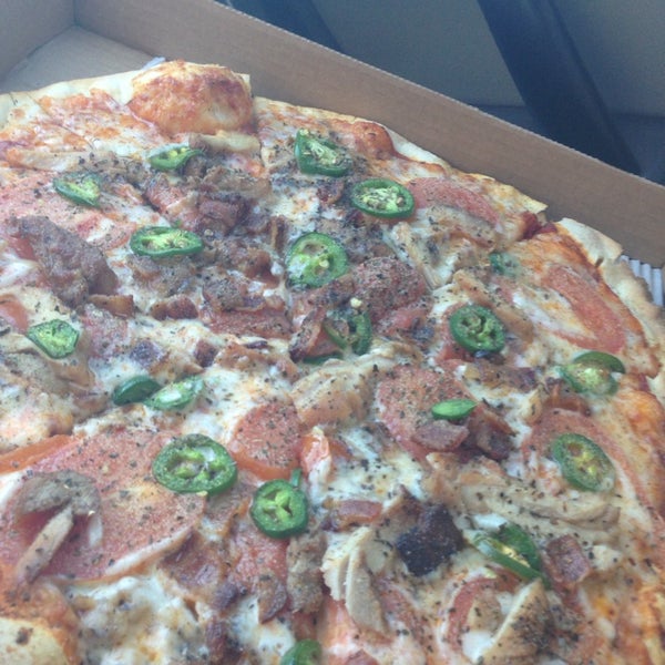 Foto scattata a West Crust Artisan Pizza da Kade W. il 2/13/2014