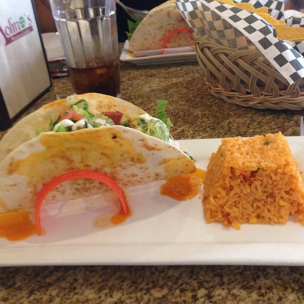Foto scattata a Molino&#39;s Mexican Cuisine da Carol L. il 10/19/2015