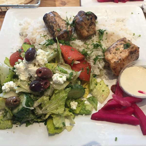 Das Foto wurde bei Sunnin Lebanese Cuisine von Dmitri K. am 3/28/2017 aufgenommen