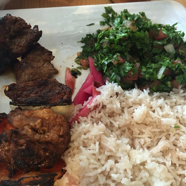 8/1/2016 tarihinde Dmitri K.ziyaretçi tarafından Sunnin Lebanese Cuisine'de çekilen fotoğraf