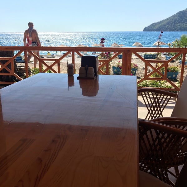 Das Foto wurde bei Sinemis Hotel Beach &amp; Restaurant von BarışAyan V. am 7/30/2017 aufgenommen