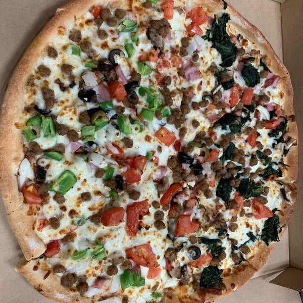 Foto tomada en Goodfella&#39;s Pizza And Wings  por M. G. S. el 6/6/2019