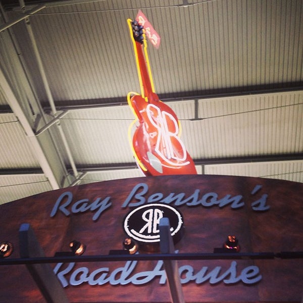 รูปภาพถ่ายที่ Ray Benson&#39;s Roadhouse โดย Jude D. เมื่อ 3/12/2013
