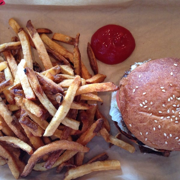 4/18/2014にBeth C.がMOOYAH Burgers, Fries &amp; Shakesで撮った写真