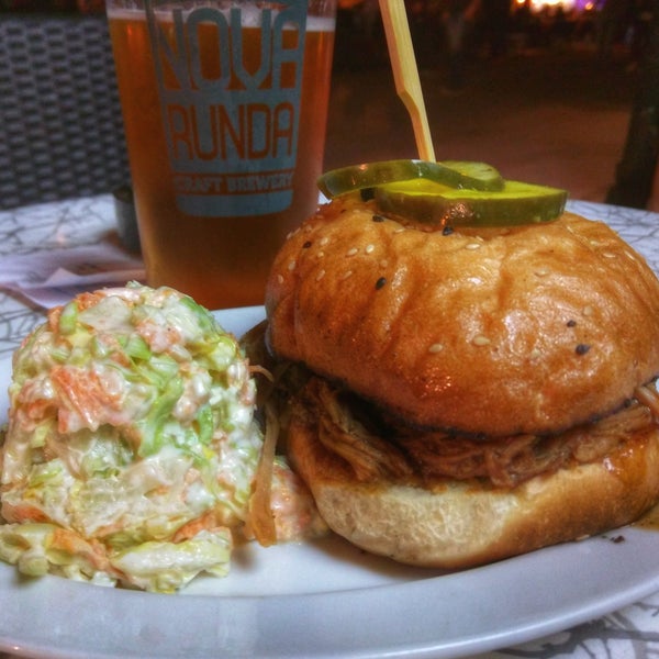 Pulled pork and coleslaw with a fresh tasting local wheat beer