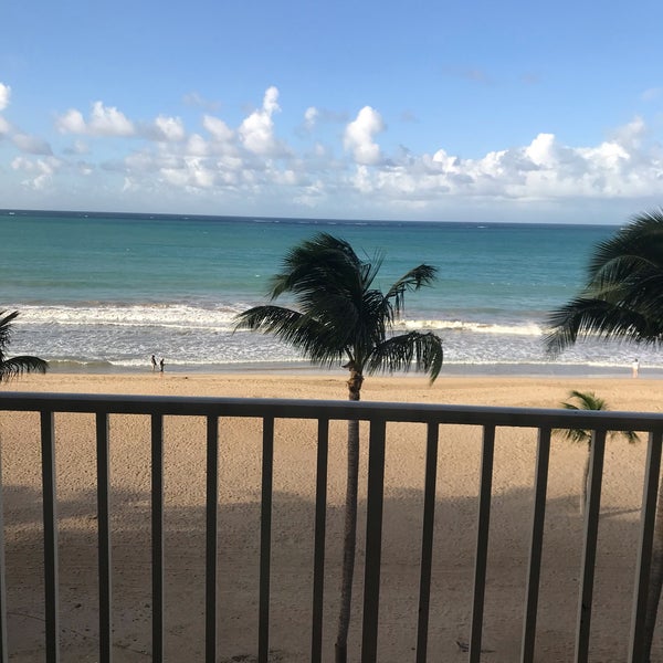Foto scattata a Courtyard by Marriott Isla Verde Beach Resort da Shane M. il 2/11/2019