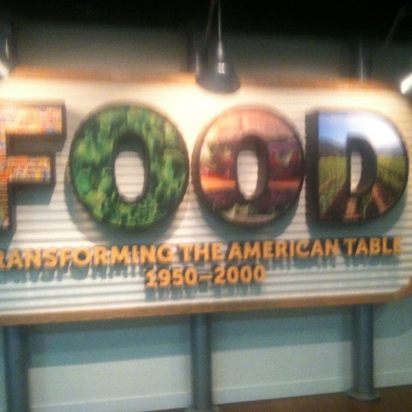 Снимок сделан в FOOD: Transforming the American Table 1950–2000 пользователем Shane M. 6/22/2013