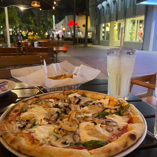Foto tirada no(a) Spris Pizza por Shahad em 5/22/2023