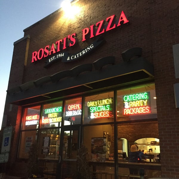 รูปภาพถ่ายที่ Rosati&#39;s Pizza โดย Frank G. เมื่อ 10/23/2016