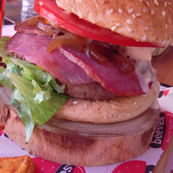 Foto tomada en Beeves Burger &amp; Steakhouse  por Hasan el 9/6/2015