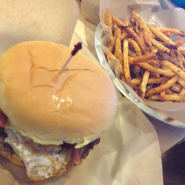 3/26/2013에 Jeff M.님이 Meatheads Burgers &amp; Fries에서 찍은 사진