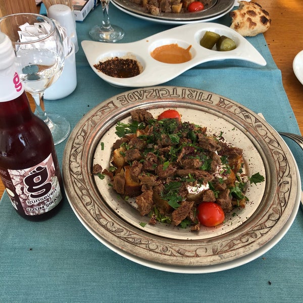 Das Foto wurde bei Tiritcizade Restoran Konya Mutfağı von Mesut K. am 7/16/2019 aufgenommen