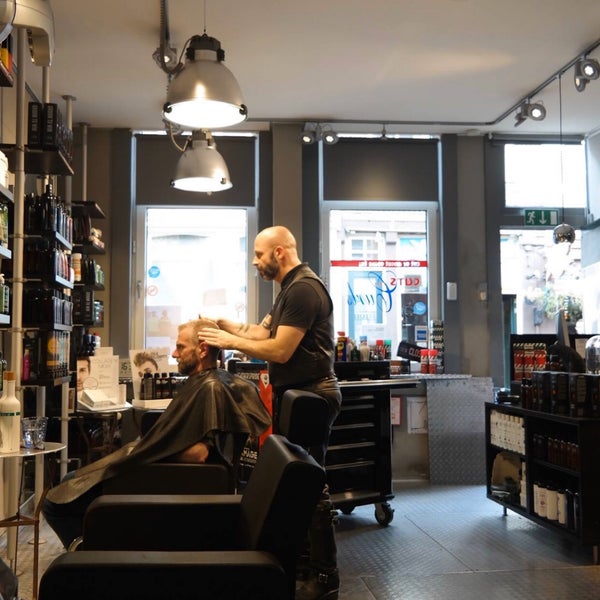 Photo prise au Cuts and Curls Male Hairstyling par richard b. le10/13/2019