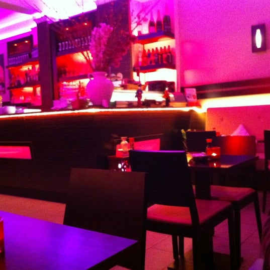 รูปภาพถ่ายที่ Sashimi Sushi Lounge โดย richard b. เมื่อ 1/20/2013