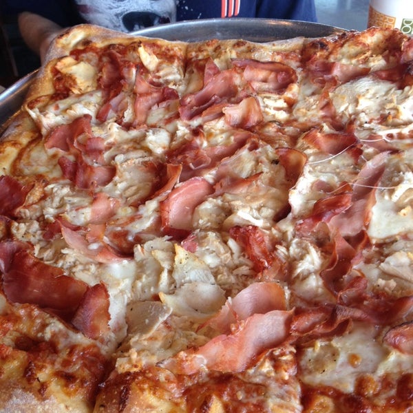 3/29/2014에 Stefani L.님이 Russo&#39;s New York Pizzeria에서 찍은 사진