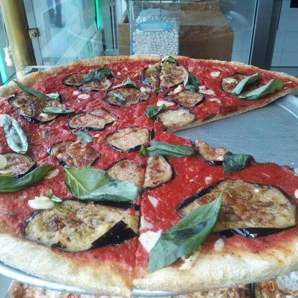 Снимок сделан в Carlo&#39;s Pizza пользователем Carlo&#39;s Pizza 10/29/2013