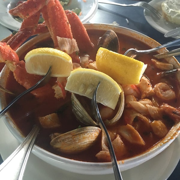 Das Foto wurde bei Crusty Crab Fish Market and Restaurant von Avi A. am 10/30/2015 aufgenommen