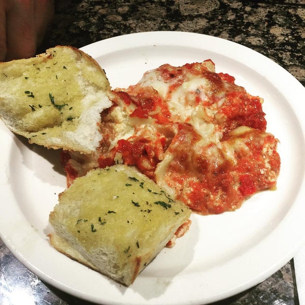 Foto tomada en Pedone&#39;s Pizza &amp; Italian Food  por Jonathan G. el 12/14/2015
